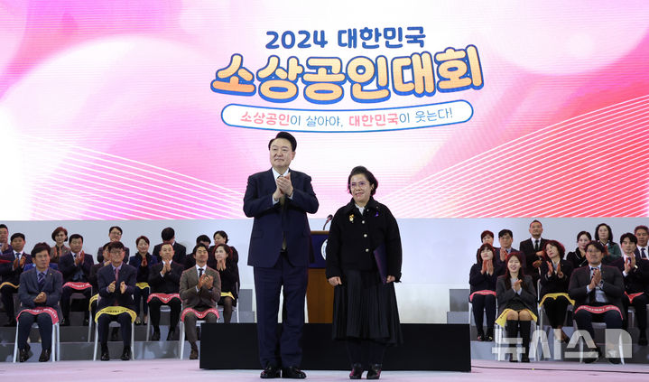 윤 대통령, 이경애 이경애외식연구소 대표 대통령표창 수여 썸네일