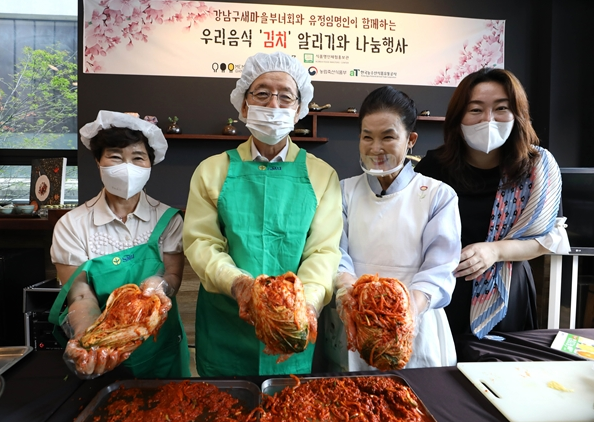 유정임 한식대가 식품명인과 함께 하는 김치나눔봉사 썸네일
