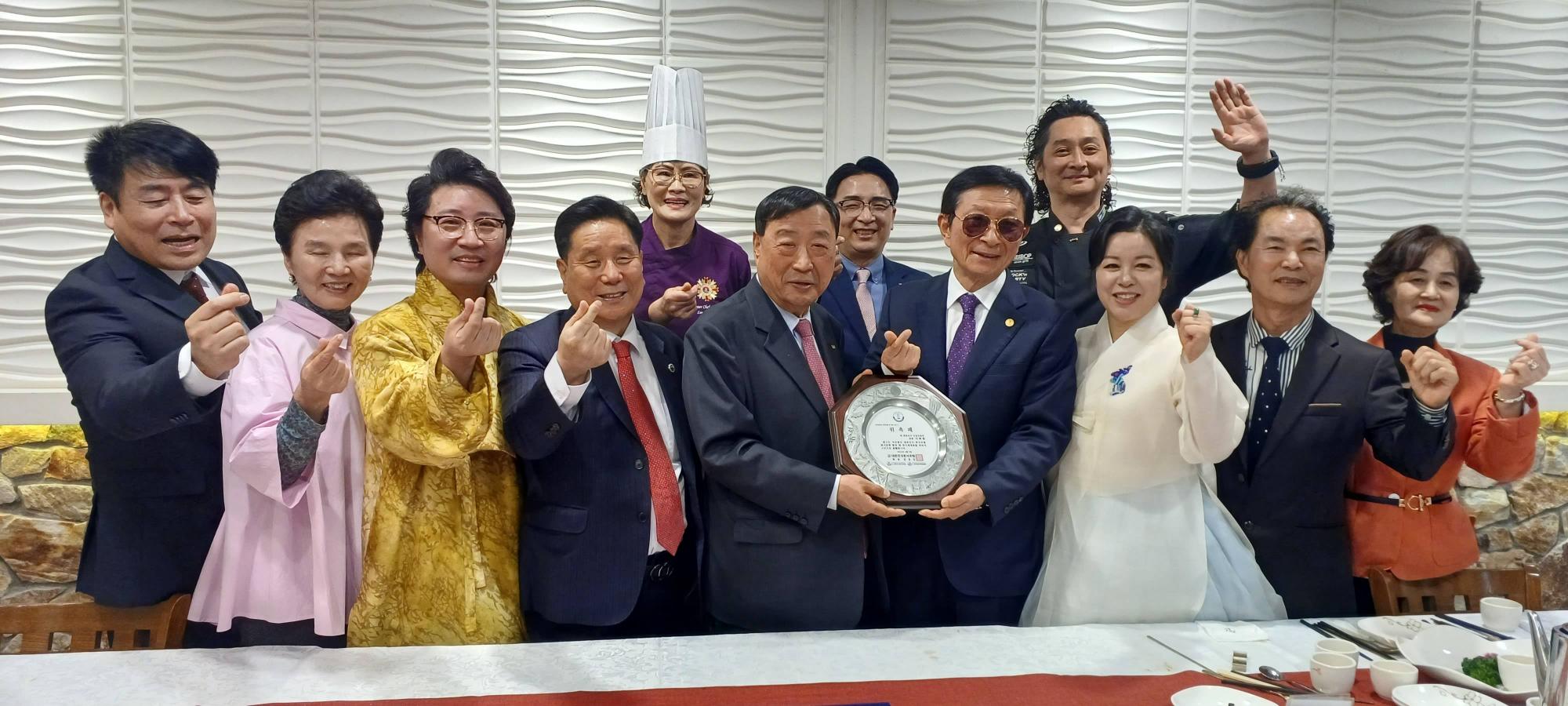 포럼고문단 위촉(이희범 전산업자원부장관.강웅식 한국이집트발전협회회장) 썸네일