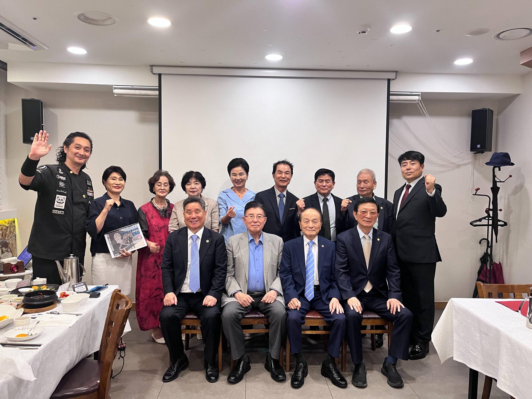 국가원로회의 오명상임의장, 세계상공인총연합회 김덕룡이사장 오찬행사 썸네일